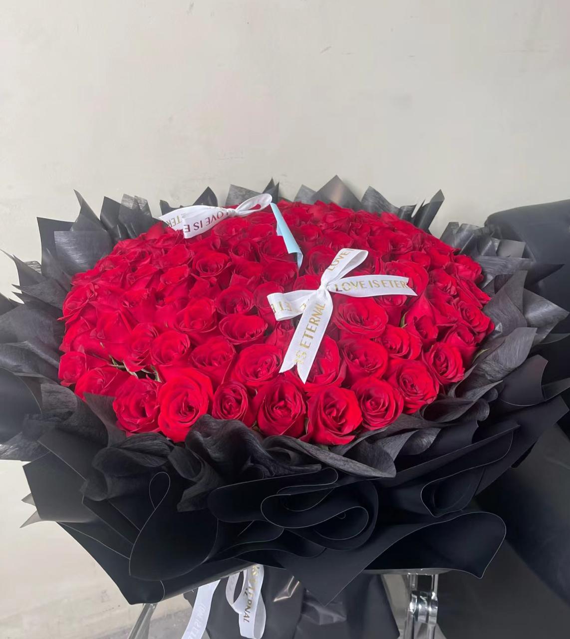 100 normal red roses